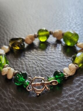 Green Glass Bead and Shell Bracelet - Elegant Women's Jewelry